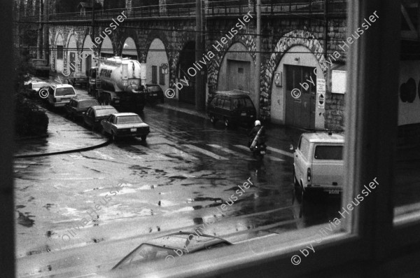 Image of sheet 19890510 photo 6: Wird heute geräumt? Ich stehe im Behindertenheim und beobachte das Haus Limmatstrasse 217. Es geschieht nichts. Schaum auf Wasser. Leo und Frank Braun im Tessin. Bahnarbeiter Siedlung beim Güterbahnhof. Im Innenhof Limmatstrasse gibt es ein Frühstück. Küche. Kreis 4. Schuhe in der Limmatstrasse 217. Erismannhof eingerüstet. Dany liegt auf Gerüst und döst mit einem Bier. Die Fassade wird bemalt. Mit Testfarben. Die Renovation beginnt. Zürich 1989 Viadukt