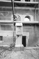 Image of sheet 19890510 photo 7: Wird heute geräumt? Ich stehe im Behindertenheim und beobachte das Haus Limmatstrasse 217. Es geschieht nichts. Schaum auf Wasser. Leo und Frank Braun im Tessin. Bahnarbeiter Siedlung beim Güterbahnhof. Im Innenhof Limmatstrasse gibt es ein Frühstück. Küche. Kreis 4. Schuhe in der Limmatstrasse 217. Erismannhof eingerüstet. Dany liegt auf Gerüst und döst mit einem Bier. Die Fassade wird bemalt. Mit Testfarben. Die Renovation beginnt. Zürich 1989 Viadukt
