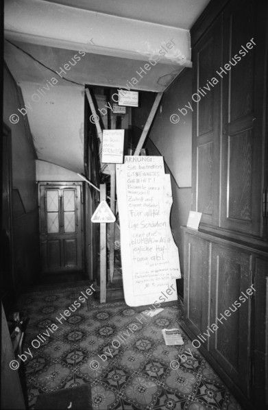 Image of sheet 19890520 photo 14: Hürlimann Bier Rosskutschen Biertransport Pferde unter Sihlhochstrasse auf Utobrücke. Sihlhochstrasse. Ankerstrasse 124 Pressekonferenz mit Fränzi und Eric. Ausgestopfter Grenadier. Eingang verbarrikadiert mit Stacheldraht. Haus ist dekoriert. jemand nimmt ein Bad (Limmatstrasse). Portrait Vieli Interwiev. Olivia Rote Fabrik. Susan Büchi Mischa Vorbereitungen zur Räumung von Ankerstrasse. Roge und Flori. Autoren Blutgeil. Fränzi Harder Nr. 31, 4. Dani Daniel Dunkel, Nr. 4. Chefredaktor Schweizer Familie Tamedia. Heussler Zürich Schweiz Switzerland Kreis vier Aussersihl