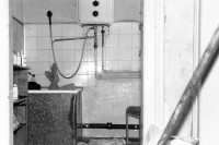 Image of sheet 19890520 photo 23: Bad im besetzten Haus an der Limmatstrasse, Zürich 1989.
Wohnungsmangel protest Wohnungsnot Besetzung housing occupied house Wohnen bath health industrie industry body  gas boiler energy