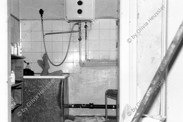 Image of sheet 19890520 photo 23: Bad im besetzten Haus an der Limmatstrasse, Zürich 1989.
Wohnungsmangel protest Wohnungsnot Besetzung housing occupied house Wohnen bath health industrie industry body  gas boiler energy