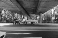 Image of sheet 19890520 photo 9: Hürlimann Bier Rosskutschen Biertransport Pferde unter Sihlhochstrasse auf Utobrücke. Sihlhochstrasse.