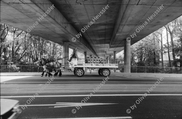 Image of sheet 19890520 photo 9: Hürlimann Bier Rosskutschen Biertransport Pferde unter Sihlhochstrasse auf Utobrücke. Sihlhochstrasse.