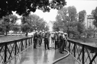 Image of sheet 19890530 photo 5: Besetzung Brauerstrasse Wandmalerei. Zivilschutzübung auf Platzspitz Brücke. Zürich Besetzung von Frauen an der Schmiedgasse im Niederdorf. Abreise Maja Wicki und Olivia Heussler. Däne Salzgeber und Rumänischer Freund Preda am Flughafen. Busfahrt nach Ankara. Maja und die Philosophin Ioanna Kucuradi. Maiskolben und Tee werden angeboten. Kinder arbeit. Tee Plateau. grosse Moschee Camii Kocatepe. Türkei