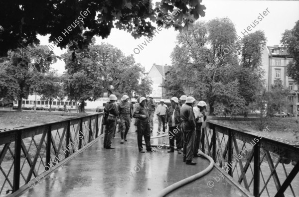 Image of sheet 19890530 photo 5: Besetzung Brauerstrasse Wandmalerei. Zivilschutzübung auf Platzspitz Brücke. Zürich Besetzung von Frauen an der Schmiedgasse im Niederdorf. Abreise Maja Wicki und Olivia Heussler. Däne Salzgeber und Rumänischer Freund Preda am Flughafen. Busfahrt nach Ankara. Maja und die Philosophin Ioanna Kucuradi. Maiskolben und Tee werden angeboten. Kinder arbeit. Tee Plateau. grosse Moschee Camii Kocatepe. Türkei