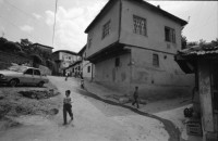 Image of sheet 19890540 photo 14: Moschee Kocatepe Schuhe stehen draussen (Tagi). Melonen stehen wie Kanonenkugeln vor der Moschee. Mann vor Kinoreklame mit Totenkopf. Umzug. Möbel steht auf der Strasse mit eingebautem Spiegel. Treppe zur Altstadt. Mann sitzt Frau arbeitet. Kale Ankara Türkisches Haus. Innenhof. Wolle wird zum trocknen aufgehängt. Uebersicht. Kinder. Frauen arbeiten mit Wolle. Frauen und Kinder kommen entgegen. Mercedes Benz. Innenstadt. Soldat sitzt in Kaffee. Männer essen am Markt. Marktszene. Innestadt Altstadt. Mann. Türkei Ankara 1989