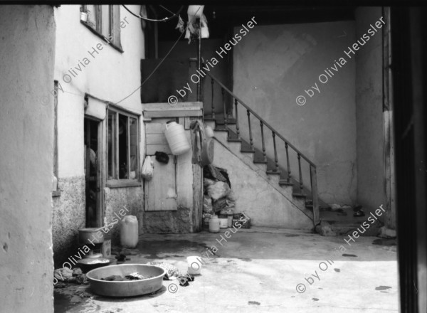 Image of sheet 19890540 photo 15: Moschee Kocatepe Schuhe stehen draussen (Tagi). Melonen stehen wie Kanonenkugeln vor der Moschee. Mann vor Kinoreklame mit Totenkopf. Umzug. Möbel steht auf der Strasse mit eingebautem Spiegel. Treppe zur Altstadt. Mann sitzt Frau arbeitet. Kale Ankara Türkisches Haus. Innenhof. Wolle wird zum trocknen aufgehängt. Uebersicht. Kinder. Frauen arbeiten mit Wolle. Frauen und Kinder kommen entgegen. Mercedes Benz. Innenstadt. Soldat sitzt in Kaffee. Männer essen am Markt. Marktszene. Innestadt Altstadt. Mann. Türkei Ankara 1989