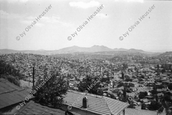 Image of sheet 19890540 photo 18: Moschee Kocatepe Schuhe stehen draussen (Tagi). Melonen stehen wie Kanonenkugeln vor der Moschee. Mann vor Kinoreklame mit Totenkopf. Umzug. Möbel steht auf der Strasse mit eingebautem Spiegel. Treppe zur Altstadt. Mann sitzt Frau arbeitet. Kale Ankara Türkisches Haus. Innenhof. Wolle wird zum trocknen aufgehängt. Uebersicht. Kinder. Frauen arbeiten mit Wolle. Frauen und Kinder kommen entgegen. Mercedes Benz. Innenstadt. Soldat sitzt in Kaffee. Männer essen am Markt. Marktszene. Innestadt Altstadt. Mann. Türkei Ankara 1989