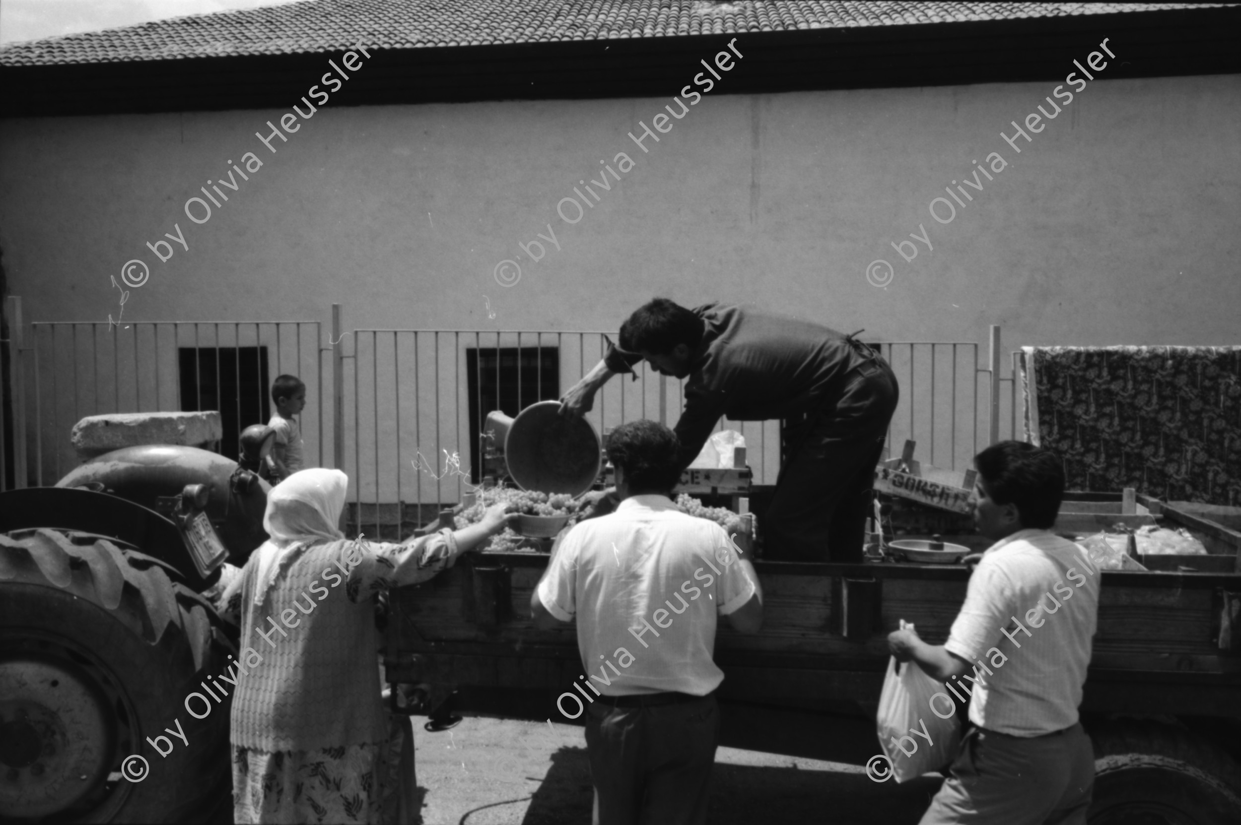 Image of sheet 19890540 photo 19: Moschee Kocatepe Schuhe stehen draussen (Tagi). Melonen stehen wie Kanonenkugeln vor der Moschee. Mann vor Kinoreklame mit Totenkopf. Umzug. Möbel steht auf der Strasse mit eingebautem Spiegel. Treppe zur Altstadt. Mann sitzt Frau arbeitet. Kale Ankara Türkisches Haus. Innenhof. Wolle wird zum trocknen aufgehängt. Uebersicht. Kinder. Frauen arbeiten mit Wolle. Frauen und Kinder kommen entgegen. Mercedes Benz. Innenstadt. Soldat sitzt in Kaffee. Männer essen am Markt. Marktszene. Innestadt Altstadt. Mann. Türkei Ankara 1989
