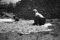 Image of sheet 19890540 photo 21: Moschee Kocatepe Schuhe stehen draussen (Tagi). Melonen stehen wie Kanonenkugeln vor der Moschee. Mann vor Kinoreklame mit Totenkopf. Umzug. Möbel steht auf der Strasse mit eingebautem Spiegel. Treppe zur Altstadt. Mann sitzt Frau arbeitet. Kale Ankara Türkisches Haus. Innenhof. Wolle wird zum trocknen aufgehängt. Uebersicht. Kinder. Frauen arbeiten mit Wolle. Frauen und Kinder kommen entgegen. Mercedes Benz. Innenstadt. Soldat sitzt in Kaffee. Männer essen am Markt. Marktszene. Innestadt Altstadt. Mann. Türkei Ankara 1989