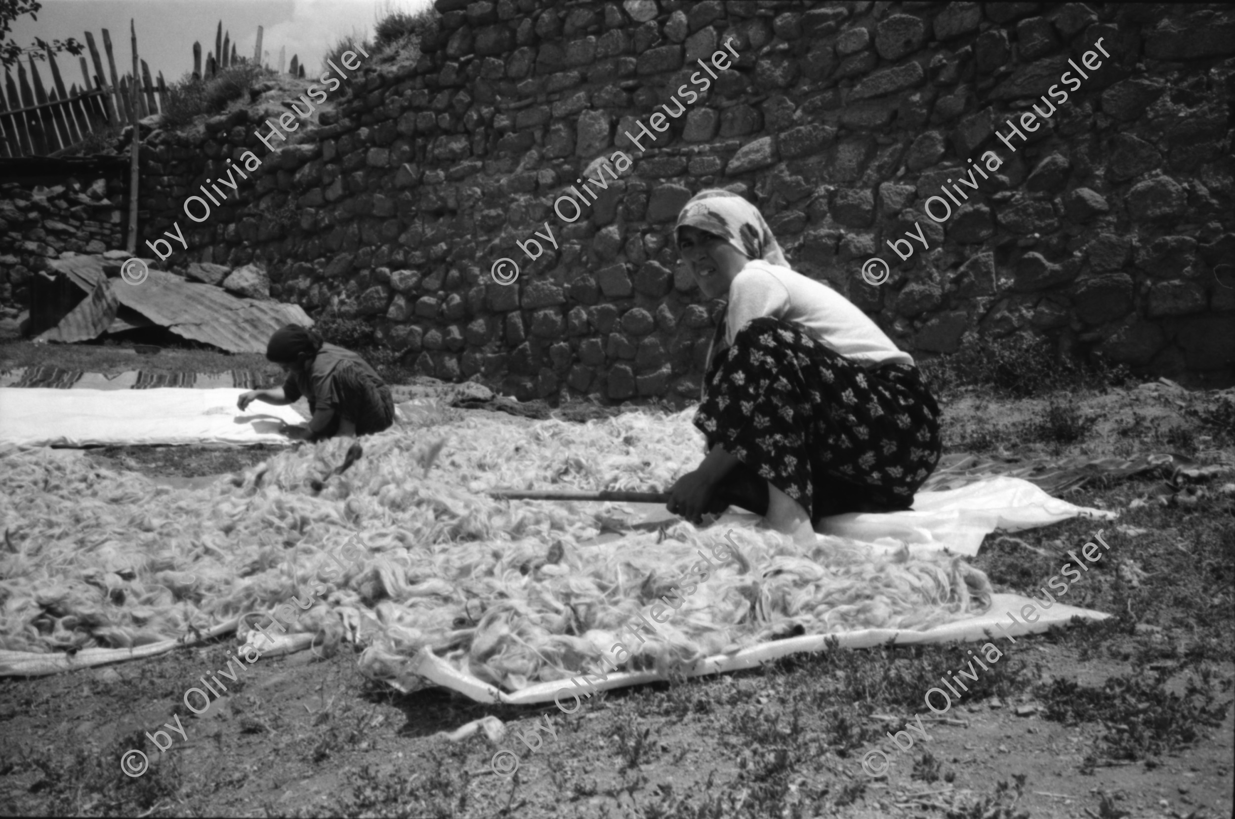 Image of sheet 19890540 photo 21: Moschee Kocatepe Schuhe stehen draussen (Tagi). Melonen stehen wie Kanonenkugeln vor der Moschee. Mann vor Kinoreklame mit Totenkopf. Umzug. Möbel steht auf der Strasse mit eingebautem Spiegel. Treppe zur Altstadt. Mann sitzt Frau arbeitet. Kale Ankara Türkisches Haus. Innenhof. Wolle wird zum trocknen aufgehängt. Uebersicht. Kinder. Frauen arbeiten mit Wolle. Frauen und Kinder kommen entgegen. Mercedes Benz. Innenstadt. Soldat sitzt in Kaffee. Männer essen am Markt. Marktszene. Innestadt Altstadt. Mann. Türkei Ankara 1989