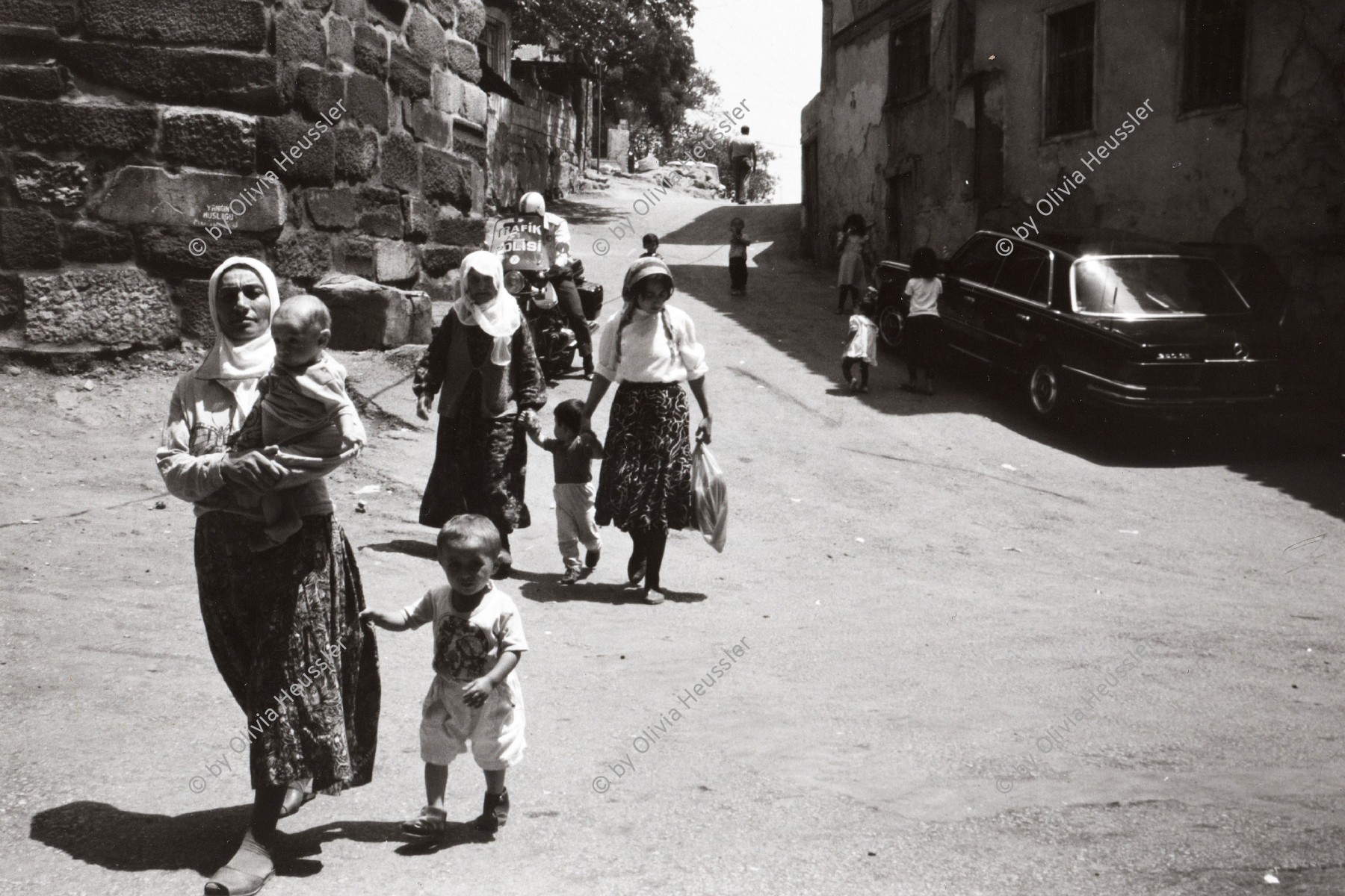 Image of sheet 19890540 photo 22: Women with children in the old town of Ankara.
1989 Türkei Turkey √
In der Altstadt von Ankara.
© 1989, OLIVIA HEUSSLER / WWW.CLIC.LI