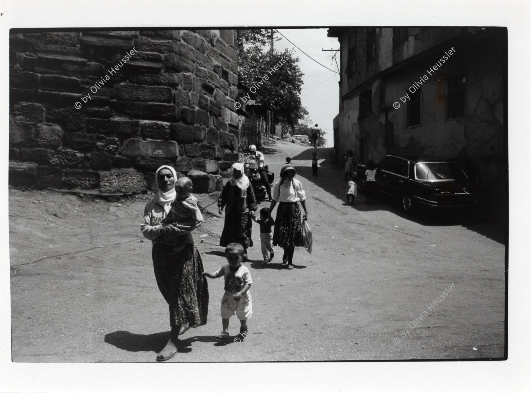 Image of sheet 19890540 photo 22: Women with children in the old town of Ankara. 
1989 Türkei Turkey √
 	In der Altstadt von Ankara.