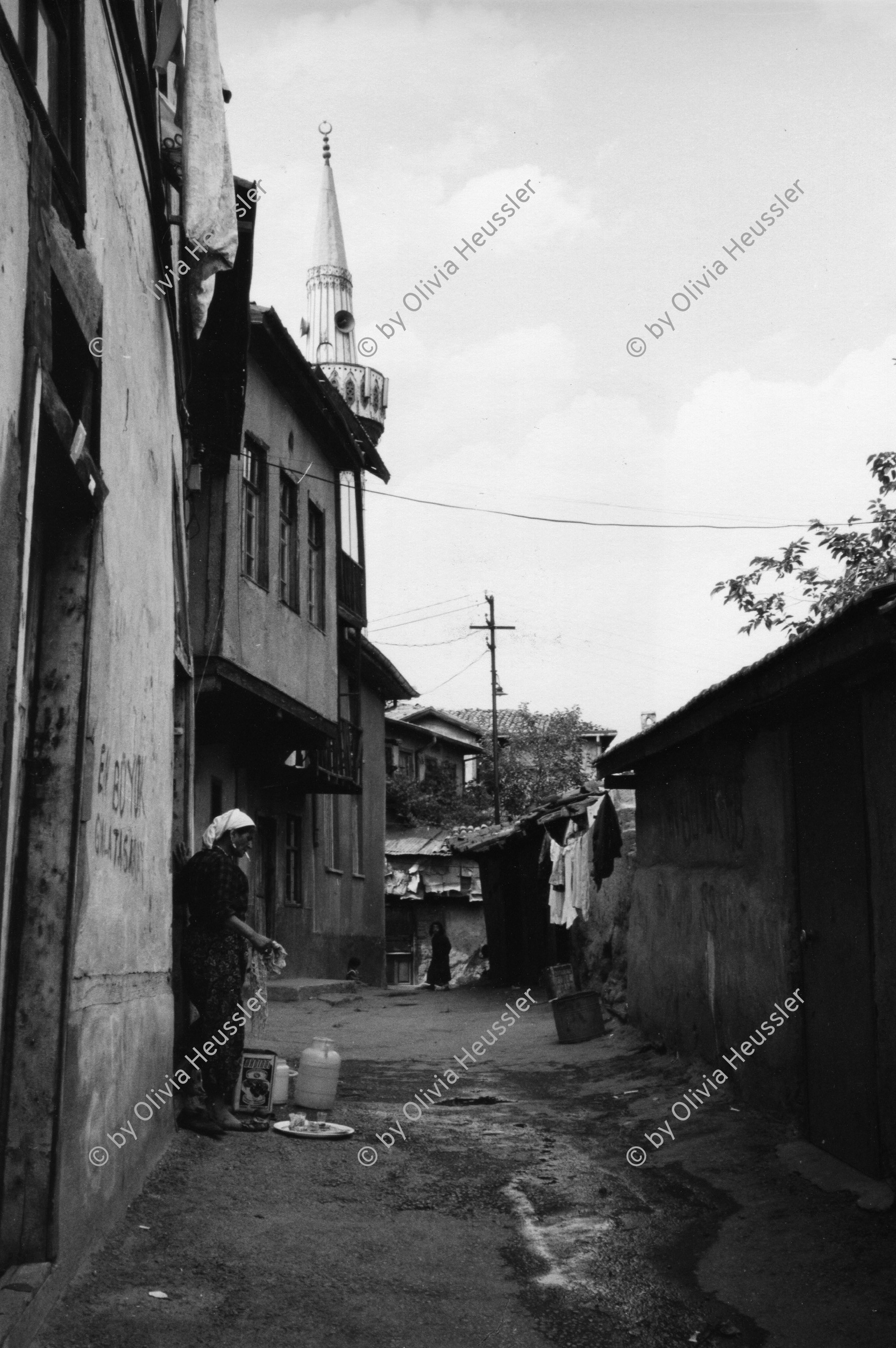 Image of sheet 19890540 photo 33: © 1989, olivia heussler /www.clic.li
In der Altstadt. Minarett von Ankara. Türkei 1989 √ Turkey Old town Islam mosque muslim religion woman street Asia