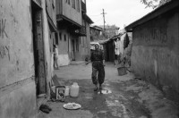 Image of sheet 19890540 photo 34: Moschee Kocatepe Schuhe stehen draussen (Tagi). Melonen stehen wie Kanonenkugeln vor der Moschee. Mann vor Kinoreklame mit Totenkopf. Umzug. Möbel steht auf der Strasse mit eingebautem Spiegel. Treppe zur Altstadt. Mann sitzt Frau arbeitet. Kale Ankara Türkisches Haus. Innenhof. Wolle wird zum trocknen aufgehängt. Uebersicht. Kinder. Frauen arbeiten mit Wolle. Frauen und Kinder kommen entgegen. Mercedes Benz. Innenstadt. Soldat sitzt in Kaffee. Männer essen am Markt. Marktszene. Innestadt Altstadt. Mann. Türkei Ankara 1989
