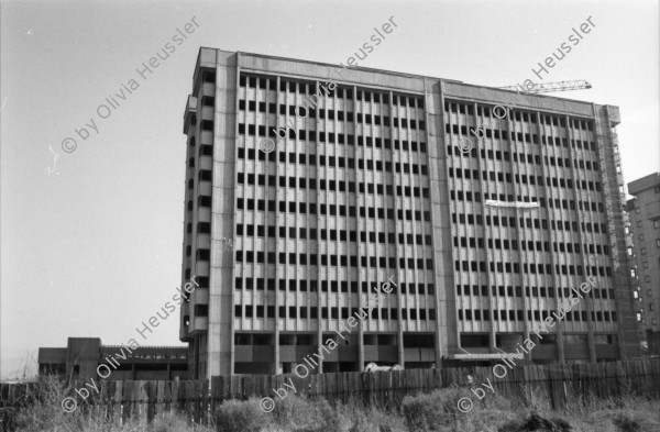 Image of sheet 19890550 photo 1: Ankara
Maja Wicki, Leman Firtina und Sohn Portrait
Bussbahnhof, Verkehr Innenstadt, Transport.
Neubau Bus Gäste. Maya und alte Frau. Topkapi Busstation. Reise gäste. Portrait Seynur Cetinar, Leman Firtina und Sohn Duan auf ihrem Balkon. und in der Wohnung. Leman Firtina ist Vizepräsidentin des Türkischen Menschenrechts Vereins. 1989 Turkey Human rights refugees Türkei