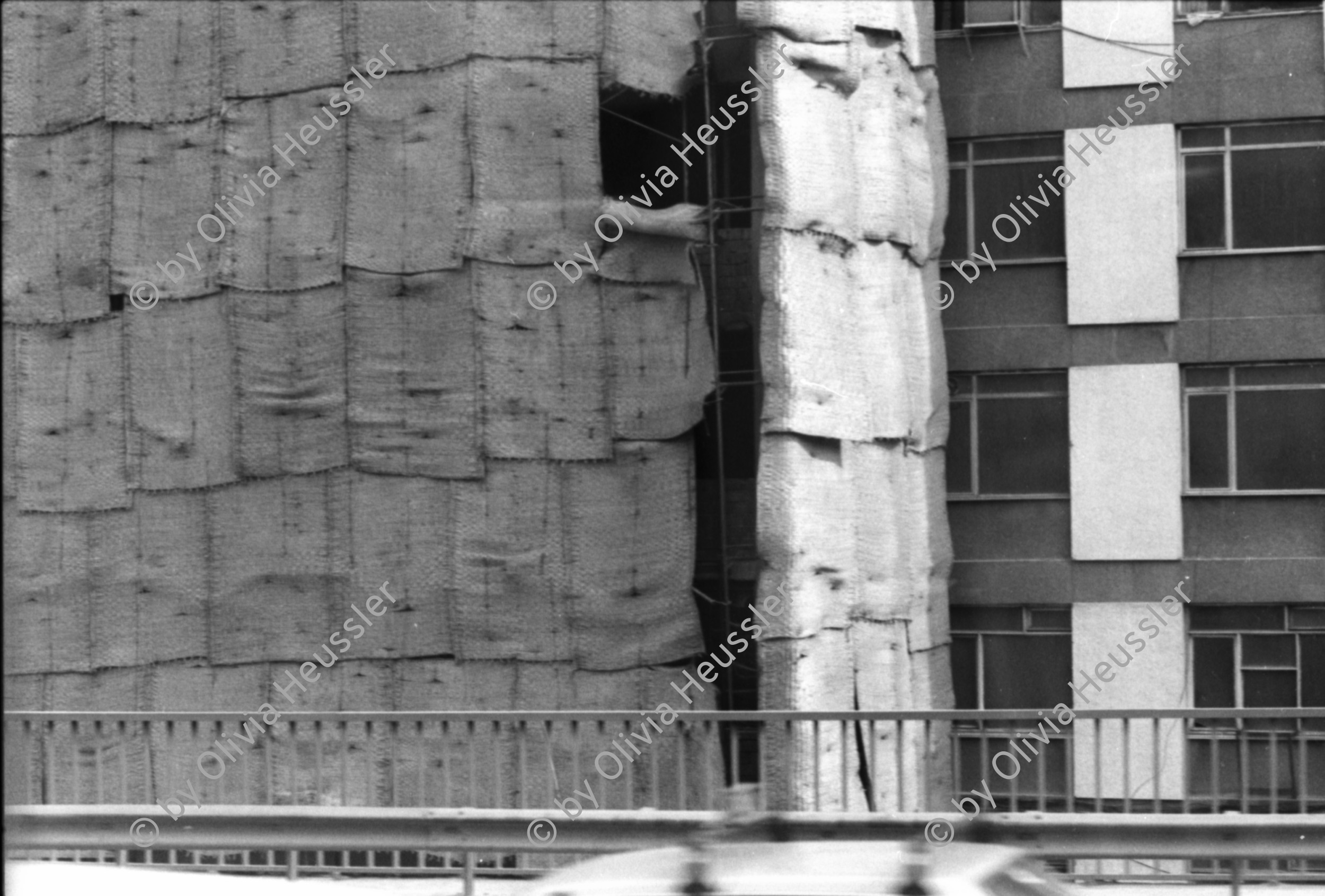 Image of sheet 19890550 photo 11: Ankara
Maja Wicki, Leman Firtina und Sohn Portrait
Bussbahnhof, Verkehr Innenstadt, Transport.
Neubau Bus Gäste. Maya und alte Frau. Topkapi Busstation. Reise gäste. Portrait Seynur Cetinar, Leman Firtina und Sohn Duan auf ihrem Balkon. und in der Wohnung. Leman Firtina ist Vizepräsidentin des Türkischen Menschenrechts Vereins. 1989 Turkey Human rights refugees Türkei