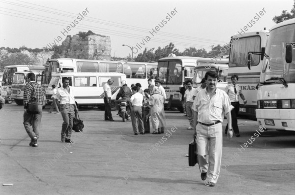 Image of sheet 19890550 photo 12: Ankara
Maja Wicki, Leman Firtina und Sohn Portrait
Bussbahnhof, Verkehr Innenstadt, Transport.
Neubau Bus Gäste. Maya und alte Frau. Topkapi Busstation. Reise gäste. Portrait Seynur Cetinar, Leman Firtina und Sohn Duan auf ihrem Balkon. und in der Wohnung. Leman Firtina ist Vizepräsidentin des Türkischen Menschenrechts Vereins. 1989 Turkey Human rights refugees Türkei