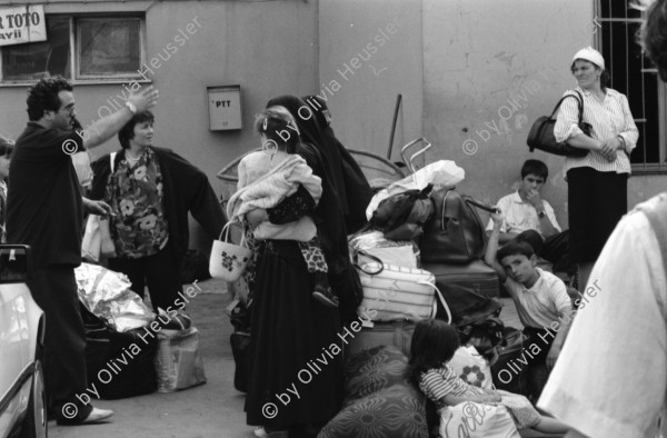 Image of sheet 19890550 photo 13: Ankara
Maja Wicki, Leman Firtina und Sohn Portrait
Bussbahnhof, Verkehr Innenstadt, Transport.
Neubau Bus Gäste. Maya und alte Frau. Topkapi Busstation. Reise gäste. Portrait Seynur Cetinar, Leman Firtina und Sohn Duan auf ihrem Balkon. und in der Wohnung. Leman Firtina ist Vizepräsidentin des Türkischen Menschenrechts Vereins. 1989 Turkey Human rights refugees Türkei