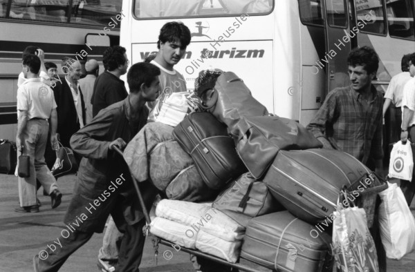 Image of sheet 19890550 photo 15: Ankara
Maja Wicki, Leman Firtina und Sohn Portrait
Bussbahnhof, Verkehr Innenstadt, Transport.
Neubau Bus Gäste. Maya und alte Frau. Topkapi Busstation. Reise gäste. Portrait Seynur Cetinar, Leman Firtina und Sohn Duan auf ihrem Balkon. und in der Wohnung. Leman Firtina ist Vizepräsidentin des Türkischen Menschenrechts Vereins. 1989 Turkey Human rights refugees Türkei