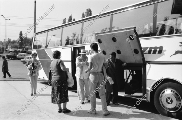 Image of sheet 19890550 photo 2: Ankara
Maja Wicki, Leman Firtina und Sohn Portrait
Bussbahnhof, Verkehr Innenstadt, Transport.
Neubau Bus Gäste. Maya und alte Frau. Topkapi Busstation. Reise gäste. Portrait Seynur Cetinar, Leman Firtina und Sohn Duan auf ihrem Balkon. und in der Wohnung. Leman Firtina ist Vizepräsidentin des Türkischen Menschenrechts Vereins. 1989 Turkey Human rights refugees Türkei