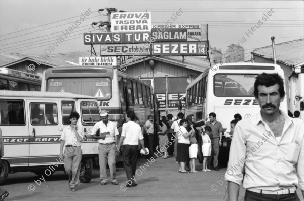 Image of sheet 19890550 photo 21: Ankara
Maja Wicki, Leman Firtina und Sohn Portrait
Bussbahnhof, Verkehr Innenstadt, Transport.
Neubau Bus Gäste. Maya und alte Frau. Topkapi Busstation. Reise gäste. Portrait Seynur Cetinar, Leman Firtina und Sohn Duan auf ihrem Balkon. und in der Wohnung. Leman Firtina ist Vizepräsidentin des Türkischen Menschenrechts Vereins. 1989 Turkey Human rights refugees Türkei