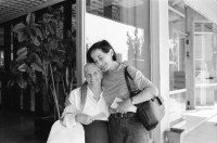 Image of sheet 19890550 photo 3: Ankara
Maja Wicki, Leman Firtina und Sohn Portrait
Bussbahnhof, Verkehr Innenstadt, Transport.
Neubau Bus Gäste. Maya und alte Frau. Topkapi Busstation. Reise gäste. Portrait Seynur Cetinar, Leman Firtina und Sohn Duan auf ihrem Balkon. und in der Wohnung. Leman Firtina ist Vizepräsidentin des Türkischen Menschenrechts Vereins. 1989 Turkey Human rights refugees Türkei