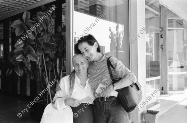 Image of sheet 19890550 photo 3: Ankara
Maja Wicki, Leman Firtina und Sohn Portrait
Bussbahnhof, Verkehr Innenstadt, Transport.
Neubau Bus Gäste. Maya und alte Frau. Topkapi Busstation. Reise gäste. Portrait Seynur Cetinar, Leman Firtina und Sohn Duan auf ihrem Balkon. und in der Wohnung. Leman Firtina ist Vizepräsidentin des Türkischen Menschenrechts Vereins. 1989 Turkey Human rights refugees Türkei