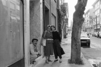 Image of sheet 19890550 photo 36: Ankara
Maja Wicki, Leman Firtina und Sohn Portrait
Bussbahnhof, Verkehr Innenstadt, Transport.
Neubau Bus Gäste. Maya und alte Frau. Topkapi Busstation. Reise gäste. Portrait Seynur Cetinar, Leman Firtina und Sohn Duan auf ihrem Balkon. und in der Wohnung. Leman Firtina ist Vizepräsidentin des Türkischen Menschenrechts Vereins. 1989 Turkey Human rights refugees Türkei
