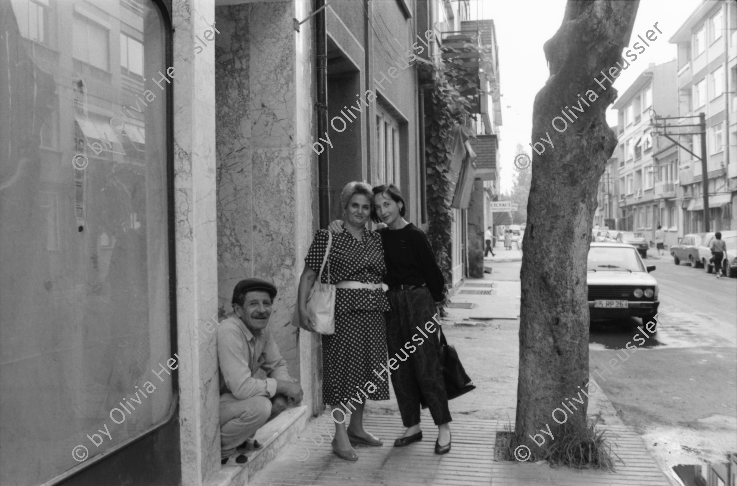 Image of sheet 19890550 photo 36: Ankara
Maja Wicki, Leman Firtina und Sohn Portrait
Bussbahnhof, Verkehr Innenstadt, Transport.
Neubau Bus Gäste. Maya und alte Frau. Topkapi Busstation. Reise gäste. Portrait Seynur Cetinar, Leman Firtina und Sohn Duan auf ihrem Balkon. und in der Wohnung. Leman Firtina ist Vizepräsidentin des Türkischen Menschenrechts Vereins. 1989 Turkey Human rights refugees Türkei