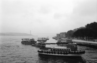 Image of sheet 19890560 photo 12: Leman tese Liman Strassenszene Bettler Verkäufer. Bosporus Schiffe Fähren Teeverkaüfer auf Personenfähre. Brücke über den Bosporus. Mann wiegt den Leuten das Körpergewicht. Personenwaage. Maya und Leman im Hintergrund. Portrait Emil Galip Sandalci. (Präsident Türkischer Menschenrechtsverein). Der İnsan Hakları Derneği (İHD), zu deutsch Menschenrechtsverein, ist ein türkischer Verein, der sich für die Einhaltung der Menschenrechte in der Türkei einsetzt.in Istanbul. Portrait Leman Firtina.