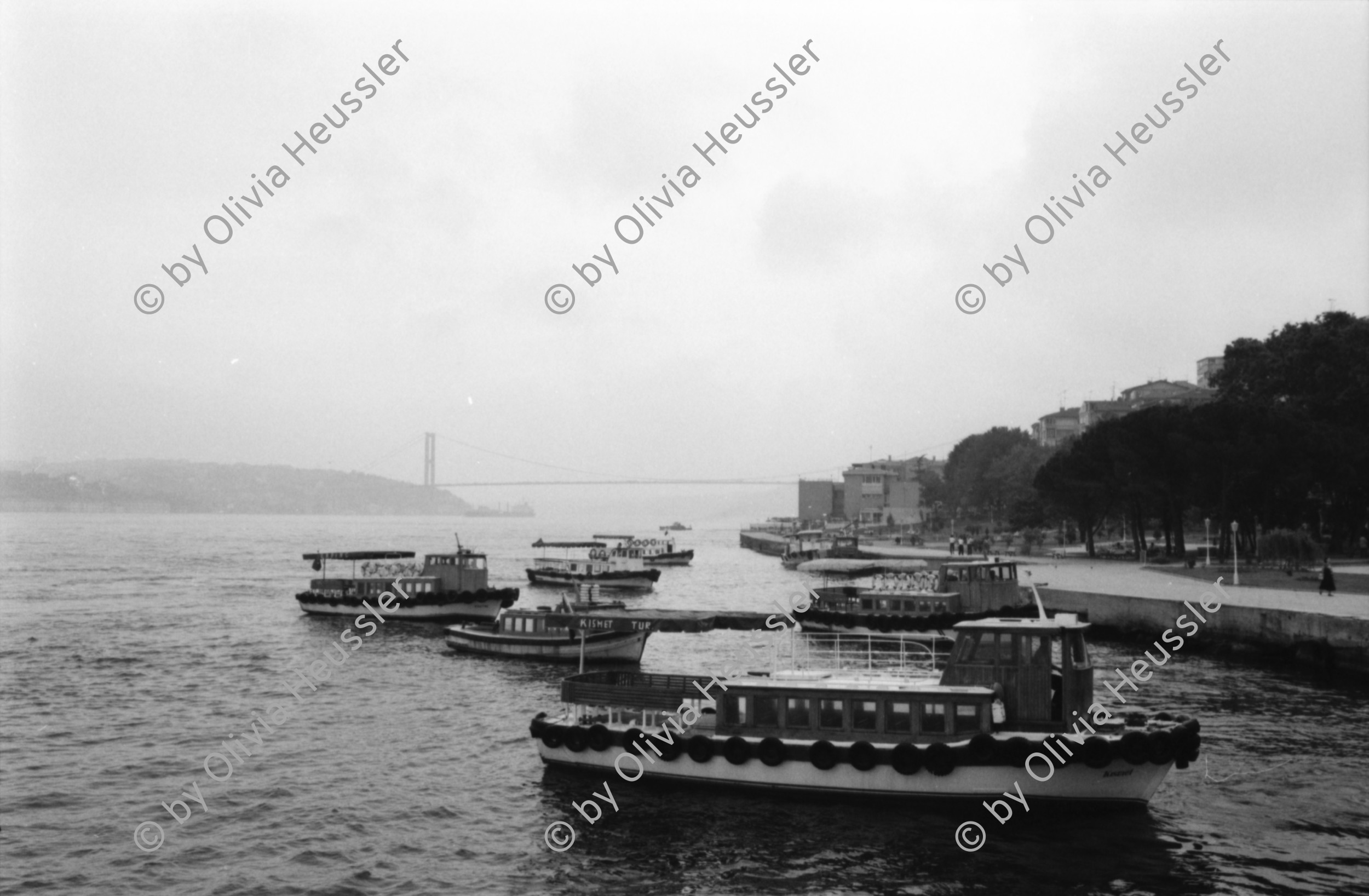 Image of sheet 19890560 photo 12: Leman tese Liman Strassenszene Bettler Verkäufer. Bosporus Schiffe Fähren Teeverkaüfer auf Personenfähre. Brücke über den Bosporus. Mann wiegt den Leuten das Körpergewicht. Personenwaage. Maya und Leman im Hintergrund. Portrait Emil Galip Sandalci. (Präsident Türkischer Menschenrechtsverein). Der İnsan Hakları Derneği (İHD), zu deutsch Menschenrechtsverein, ist ein türkischer Verein, der sich für die Einhaltung der Menschenrechte in der Türkei einsetzt.in Istanbul. Portrait Leman Firtina.