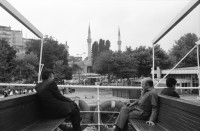 Image of sheet 19890560 photo 13: Leman tese Liman Strassenszene Bettler Verkäufer. Bosporus Schiffe Fähren Teeverkaüfer auf Personenfähre. Brücke über den Bosporus. Mann wiegt den Leuten das Körpergewicht. Personenwaage. Maya und Leman im Hintergrund. Portrait Emil Galip Sandalci. (Präsident Türkischer Menschenrechtsverein). Der İnsan Hakları Derneği (İHD), zu deutsch Menschenrechtsverein, ist ein türkischer Verein, der sich für die Einhaltung der Menschenrechte in der Türkei einsetzt.in Istanbul. Portrait Leman Firtina.