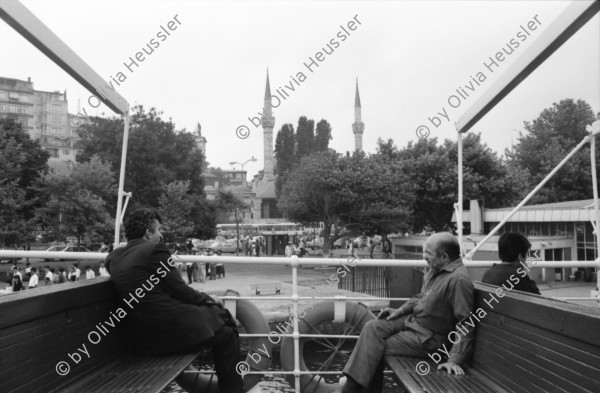 Image of sheet 19890560 photo 13: Leman tese Liman Strassenszene Bettler Verkäufer. Bosporus Schiffe Fähren Teeverkaüfer auf Personenfähre. Brücke über den Bosporus. Mann wiegt den Leuten das Körpergewicht. Personenwaage. Maya und Leman im Hintergrund. Portrait Emil Galip Sandalci. (Präsident Türkischer Menschenrechtsverein). Der İnsan Hakları Derneği (İHD), zu deutsch Menschenrechtsverein, ist ein türkischer Verein, der sich für die Einhaltung der Menschenrechte in der Türkei einsetzt.in Istanbul. Portrait Leman Firtina.