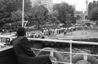 Image of sheet 19890560 photo 15: Leman tese Liman Strassenszene Bettler Verkäufer. Bosporus Schiffe Fähren Teeverkaüfer auf Personenfähre. Brücke über den Bosporus. Mann wiegt den Leuten das Körpergewicht. Personenwaage. Maya und Leman im Hintergrund. Portrait Emil Galip Sandalci. (Präsident Türkischer Menschenrechtsverein). Der İnsan Hakları Derneği (İHD), zu deutsch Menschenrechtsverein, ist ein türkischer Verein, der sich für die Einhaltung der Menschenrechte in der Türkei einsetzt.in Istanbul. Portrait Leman Firtina.