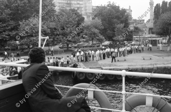 Image of sheet 19890560 photo 15: Leman tese Liman Strassenszene Bettler Verkäufer. Bosporus Schiffe Fähren Teeverkaüfer auf Personenfähre. Brücke über den Bosporus. Mann wiegt den Leuten das Körpergewicht. Personenwaage. Maya und Leman im Hintergrund. Portrait Emil Galip Sandalci. (Präsident Türkischer Menschenrechtsverein). Der İnsan Hakları Derneği (İHD), zu deutsch Menschenrechtsverein, ist ein türkischer Verein, der sich für die Einhaltung der Menschenrechte in der Türkei einsetzt.in Istanbul. Portrait Leman Firtina.