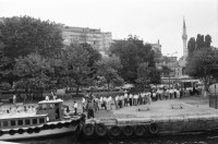 Image of sheet 19890560 photo 18: Leman tese Liman Strassenszene Bettler Verkäufer. Bosporus Schiffe Fähren Teeverkaüfer auf Personenfähre. Brücke über den Bosporus. Mann wiegt den Leuten das Körpergewicht. Personenwaage. Maya und Leman im Hintergrund. Portrait Emil Galip Sandalci. (Präsident Türkischer Menschenrechtsverein). Der İnsan Hakları Derneği (İHD), zu deutsch Menschenrechtsverein, ist ein türkischer Verein, der sich für die Einhaltung der Menschenrechte in der Türkei einsetzt.in Istanbul. Portrait Leman Firtina.