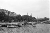 Image of sheet 19890560 photo 20: Leman tese Liman Strassenszene Bettler Verkäufer. Bosporus Schiffe Fähren Teeverkaüfer auf Personenfähre. Brücke über den Bosporus. Mann wiegt den Leuten das Körpergewicht. Personenwaage. Maya und Leman im Hintergrund. Portrait Emil Galip Sandalci. (Präsident Türkischer Menschenrechtsverein). Der İnsan Hakları Derneği (İHD), zu deutsch Menschenrechtsverein, ist ein türkischer Verein, der sich für die Einhaltung der Menschenrechte in der Türkei einsetzt.in Istanbul. Portrait Leman Firtina.