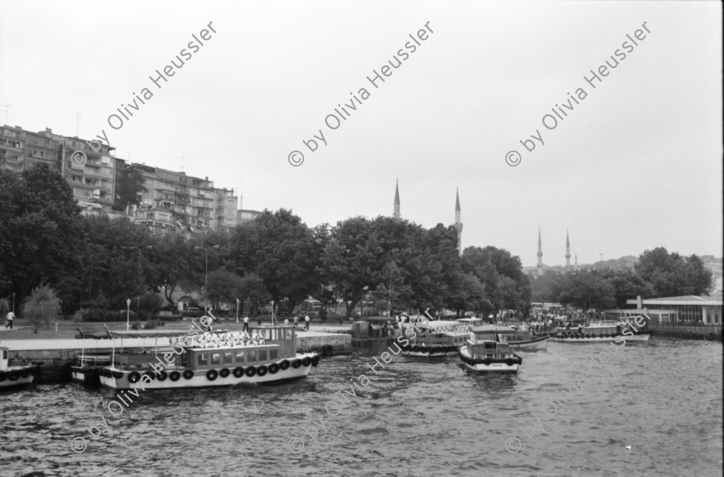 Image of sheet 19890560 photo 20: Leman tese Liman Strassenszene Bettler Verkäufer. Bosporus Schiffe Fähren Teeverkaüfer auf Personenfähre. Brücke über den Bosporus. Mann wiegt den Leuten das Körpergewicht. Personenwaage. Maya und Leman im Hintergrund. Portrait Emil Galip Sandalci. (Präsident Türkischer Menschenrechtsverein). Der İnsan Hakları Derneği (İHD), zu deutsch Menschenrechtsverein, ist ein türkischer Verein, der sich für die Einhaltung der Menschenrechte in der Türkei einsetzt.in Istanbul. Portrait Leman Firtina.