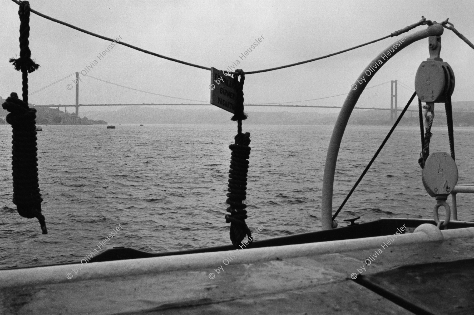 Image of sheet 19890560 photo 24: © 1989, olivia heussler /www.clic.li
The bridge over the Bosporus conects Europe with Asia. Istanbul Turkey Türkei  Brücke 7.89 1989 √