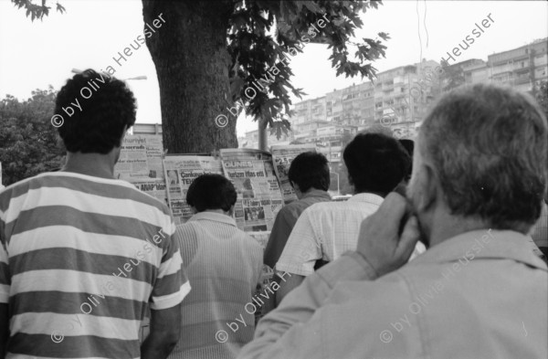 Image of sheet 19890560 photo 3: Leman tese Liman Strassenszene Bettler Verkäufer. Bosporus Schiffe Fähren Teeverkaüfer auf Personenfähre. Brücke über den Bosporus. Mann wiegt den Leuten das Körpergewicht. Personenwaage. Maya und Leman im Hintergrund. Portrait Emil Galip Sandalci. (Präsident Türkischer Menschenrechtsverein). Der İnsan Hakları Derneği (İHD), zu deutsch Menschenrechtsverein, ist ein türkischer Verein, der sich für die Einhaltung der Menschenrechte in der Türkei einsetzt.in Istanbul. Portrait Leman Firtina.