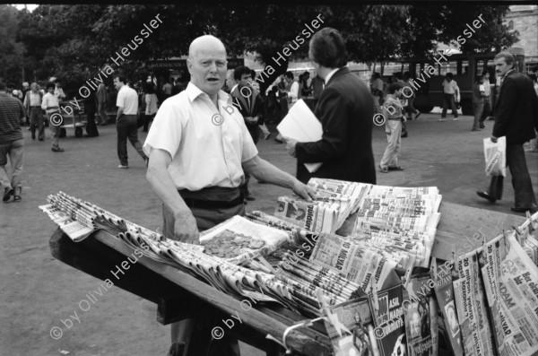 Image of sheet 19890560 photo 4: Leman tese Liman Strassenszene Bettler Verkäufer. Bosporus Schiffe Fähren Teeverkaüfer auf Personenfähre. Brücke über den Bosporus. Mann wiegt den Leuten das Körpergewicht. Personenwaage. Maya und Leman im Hintergrund. Portrait Emil Galip Sandalci. (Präsident Türkischer Menschenrechtsverein). Der İnsan Hakları Derneği (İHD), zu deutsch Menschenrechtsverein, ist ein türkischer Verein, der sich für die Einhaltung der Menschenrechte in der Türkei einsetzt.in Istanbul. Portrait Leman Firtina.