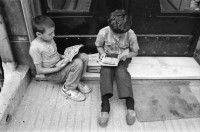 Image of sheet 19890570 photo 15: Kinder lesen Comics, 1989 Türkei Istanbul.