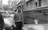 Image of sheet 19890570 photo 22: Mann trägt Spiegel indem ich mich spiegle, 1989 Türkei Istanbul.