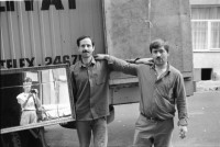 Image of sheet 19890570 photo 23: Zwei Männer tragen Spiegel indem ich mich spiegle, 1989 Türkei Istanbul.

Olivia