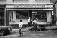 Image of sheet 19890570 photo 27: Frau bietet vor einem Migros Einkaufsladen Blumen an, Istanbul Türkei 1989.