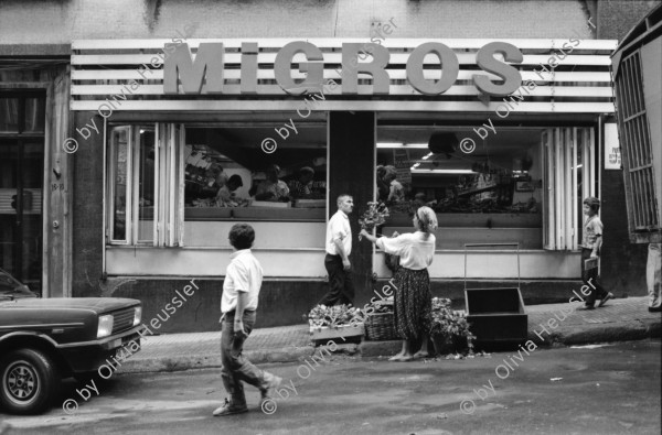 Image of sheet 19890570 photo 27: Frau bietet vor einem Migros Einkaufsladen Blumen an, Istanbul Türkei 1989.