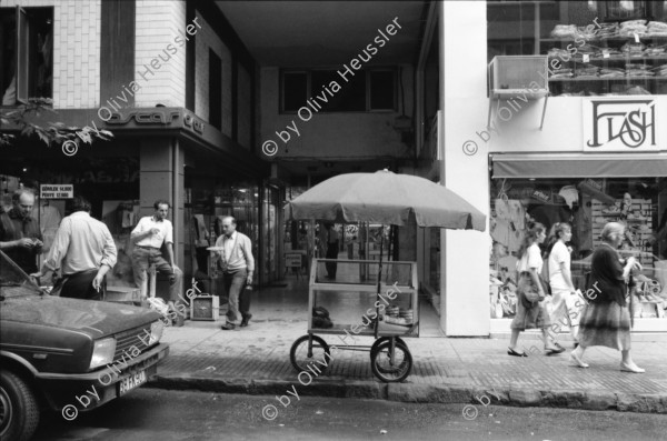 Image of sheet 19890570 photo 32: Portrait frtsg. 890560 Emil Galip Sandalci. Istanbul. Leman Firtina. Kinder lesen Comics. Frau putzt Fenster. Wasser und Brot Vater und Sohn. 2 Männer tragen Spiegel indem ich mich spiegle. Migros Einkaufsladen. Kasse und Sack. Lastwagen. Strassenszene. Strassenverkäufer. Fundamentalistische Frauen in Istanbul. Vermummte Frauen und Mann. 1989 Türkei Istanbul