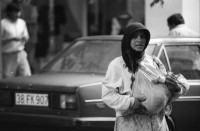 Image of sheet 19890580 photo 0: In der Istanbuler Innenstadt bettelt eine Frau mit ihrem Kleinkind auf dem Arm, Istanbul Türkei 1989.