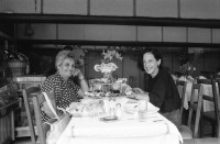 Image of sheet 19890580 photo 18: Maja Wicki (re.) und Leman Firtina, Istanbul Türkei 1989.